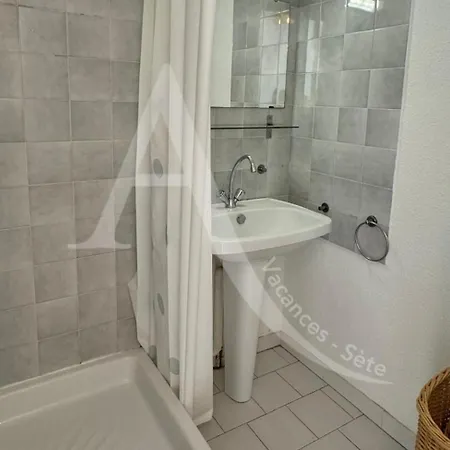 Avec Balcon Et Parking A 2 Pas Des Plages *